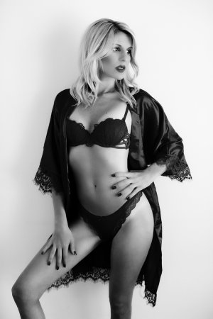 Lyza adult dating in Artondale